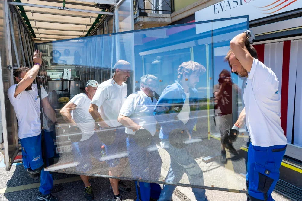 Intervention d'urgence sur une vitre cassée à Laval